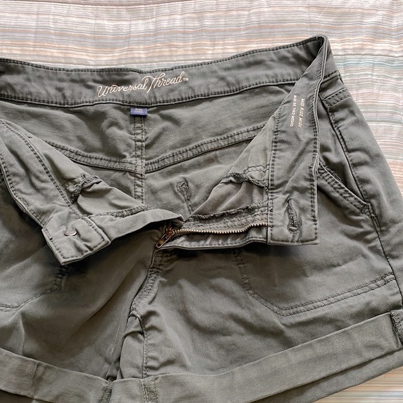 Universal Thread Olive Shorts Sz2 - Picture 3 of 5